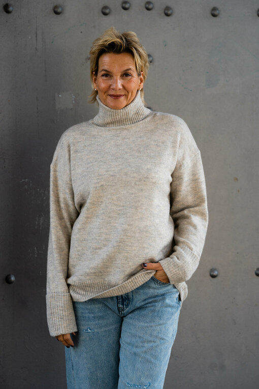 Lockerer Strickpullover “LALVA” silver lining melange (WB07) / Jeans “NORALIE” – lagoon blue (ER56)