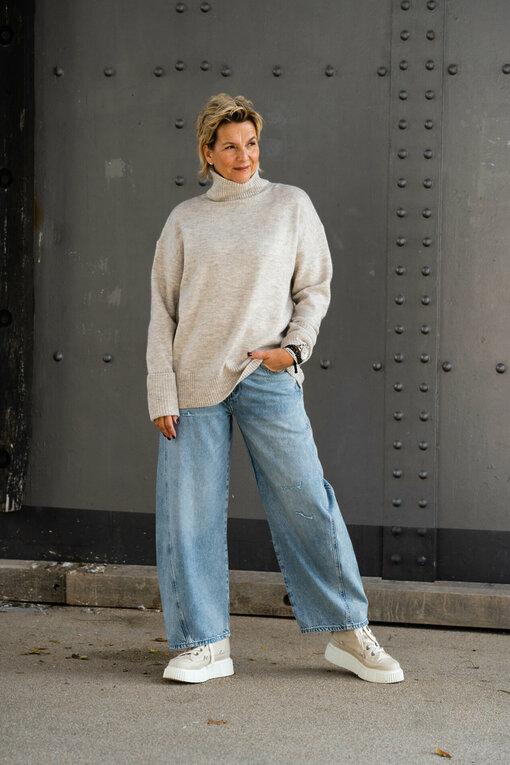 Lockerer Strickpullover “LALVA” silver lining melange (WB07) / Jeans “NORALIE” – lagoon blue (ER56)