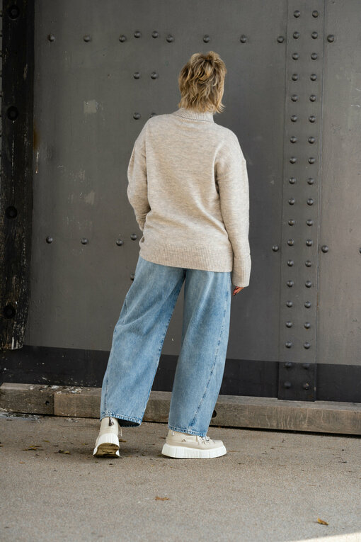 Lockerer Strickpullover “LALVA” silver lining melange (WB07) / Jeans “NORALIE” – lagoon blue (ER56)