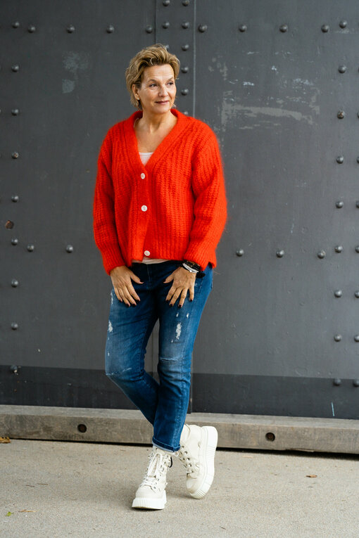 Grobstrickjacke "ENNIE" rot (GW223) / Boyfriend-Jeans "LEONA" - queen blue (ER06)