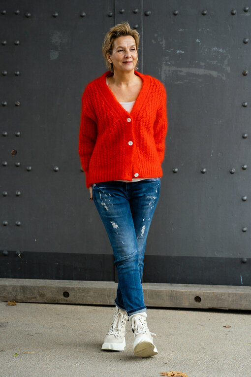 Grobstrickjacke "ENNIE" rot (GW223) / Boyfriend-Jeans "LEONA" - queen blue (ER06)