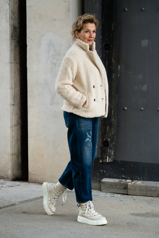 Kurzjacke in Teddy Optik "NICOLE" beige (GW44) / Jeans "YOANA" - heavy tucker blue (ER110)