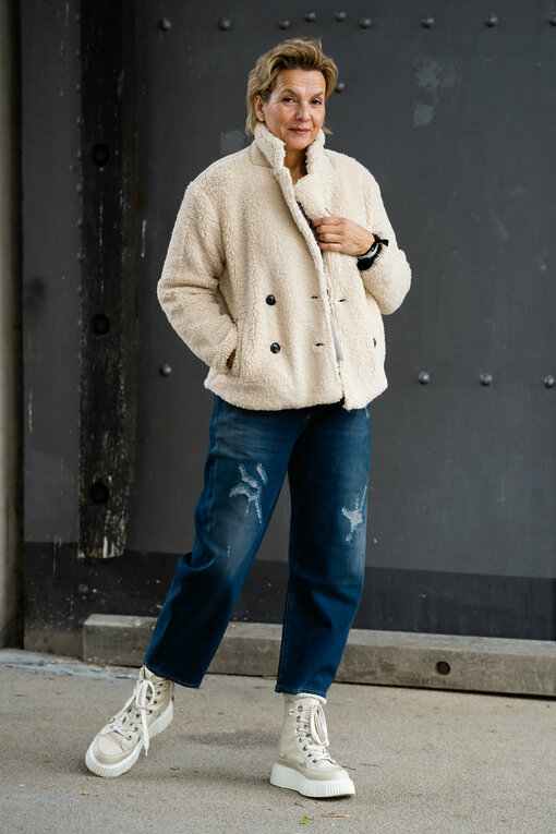 Kurzjacke in Teddy Optik "NICOLE" beige (GW44) / Jeans "YOANA" - heavy tucker blue (ER110)