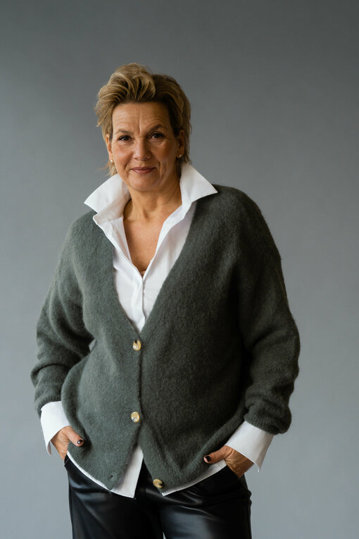 Alpaka Strickcardigan “BIANKA” armygrün (GW216) / Teilelastische Hemdbluse “MARRY” weiß (HB01)