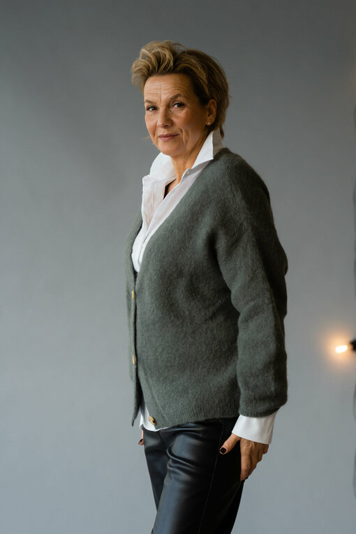 Alpaka Strickcardigan “BIANKA” armygrün (GW216) / Teilelastische Hemdbluse “MARRY” weiß (HB01)