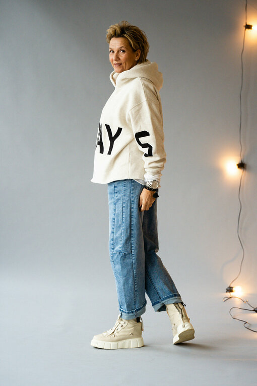 Statement Hoodie “ELIN” soft white melee (10D106) / Coole O-Shape Jeans "REBECCA" stonewashed blue (H05)