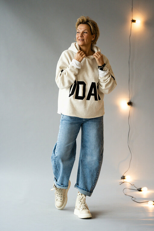 Statement Hoodie “ELIN” soft white melee (10D106) / Coole O-Shape Jeans "REBECCA" stonewashed blue (H05)