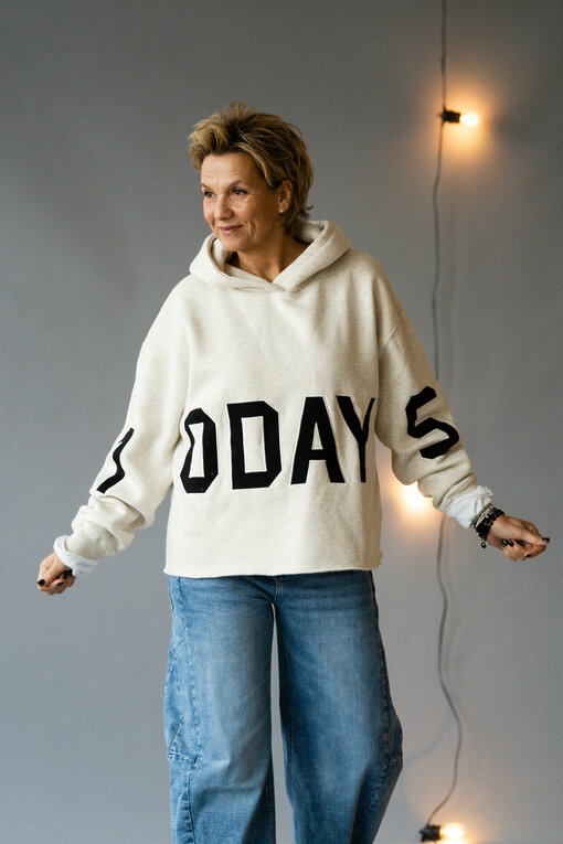 Statement Hoodie “ELIN” soft white melee (10D106) / Coole O-Shape Jeans "REBECCA" stonewashed blue (H05)