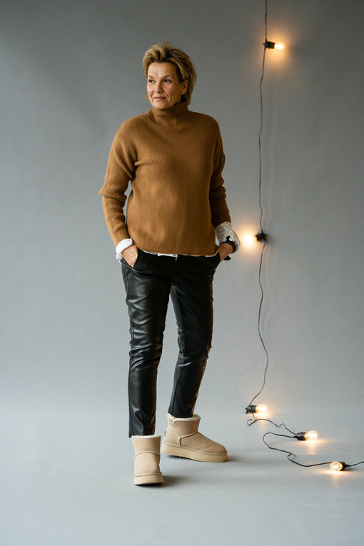 Rippenstrick Pullover “TERESA” caramel (GW235) / Lederimitat Hose “NINA” (H04)