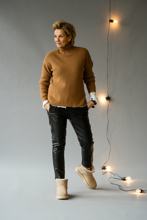 Rippenstrick Pullover “TERESA” caramel (GW235) / Lederimitat Hose “NINA” (H04)