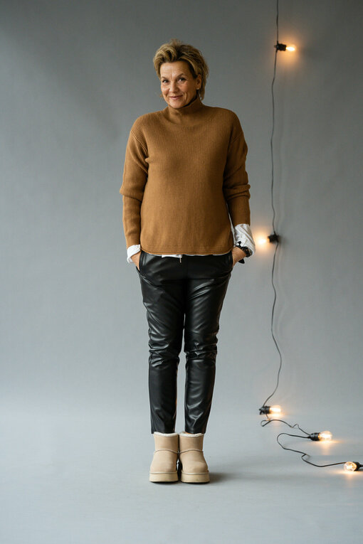 Rippenstrick Pullover “TERESA” caramel (GW235) / Lederimitat Hose “NINA” (H04)