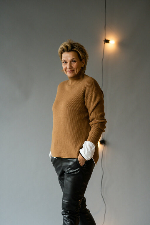 Rippenstrick Pullover “TERESA” caramel (GW235) / Lederimitat Hose “NINA” (H04)