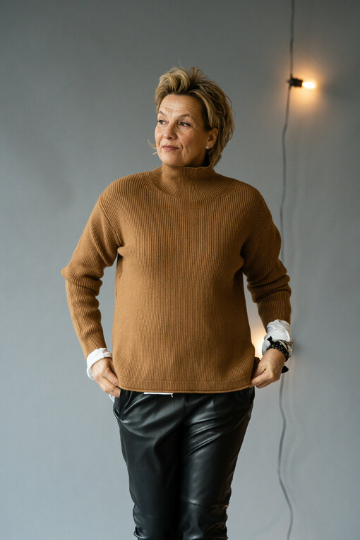 Rippenstrick Pullover “TERESA” caramel (GW235) / Lederimitat Hose “NINA” (H04)