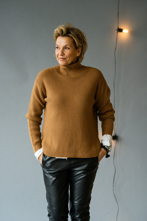 Rippenstrick Pullover “TERESA” caramel (GW235) / Lederimitat Hose “NINA” (H04)