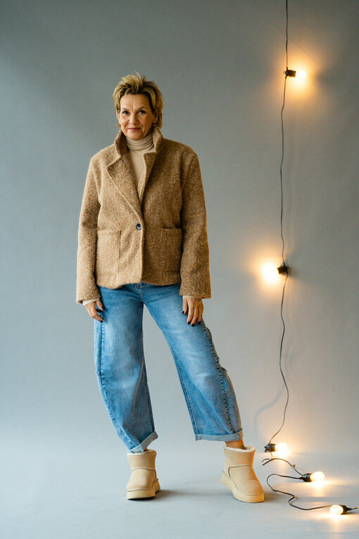 Coole O-Shape Jeans “REBECCA” (H05)  / Kuschelige Lammfell Boots "OOG2" beige/ Stylische Jacke “ANOUSHKA” caramel (GW73)