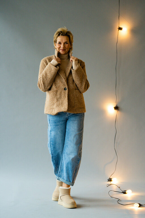 Coole O-Shape Jeans “REBECCA” (H05)  / Kuschelige Lammfell Boots "OOG2" beige/ Stylische Jacke “ANOUSHKA” caramel (GW73)