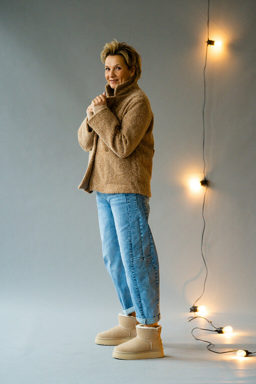 Coole O-Shape Jeans “REBECCA” (H05)  / Kuschelige Lammfell Boots "OOG2" beige/ Stylische Jacke “ANOUSHKA” caramel (GW73)