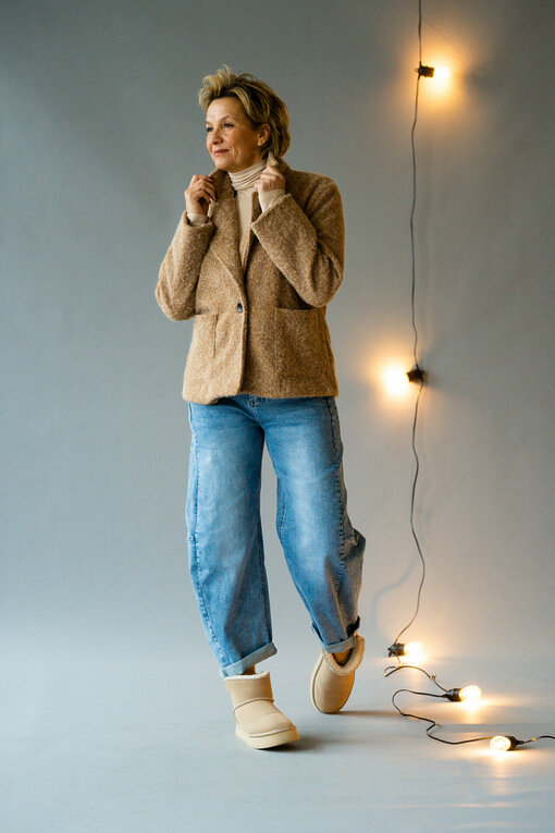 Coole O-Shape Jeans “REBECCA” (H05)  / Kuschelige Lammfell Boots "OOG2" beige/ Stylische Jacke “ANOUSHKA” caramel (GW73)