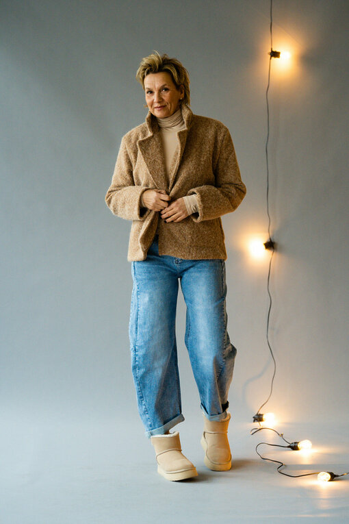 Coole O-Shape Jeans “REBECCA” (H05)  / Kuschelige Lammfell Boots "OOG2" beige/ Stylische Jacke “ANOUSHKA” caramel (GW73)