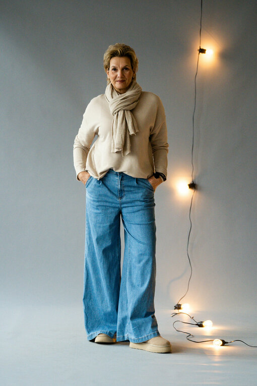 Leichte Jeans Wide Leg "AVERY" (H03)/Longsleeve “VALENTINA” bamboo (ER73) / Schal "MONA" sand (AS02)