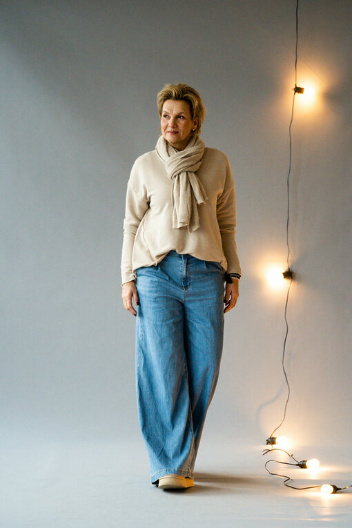 Leichte Jeans Wide Leg "AVERY" (H03)/Longsleeve “VALENTINA” bamboo (ER73) / Schal "MONA" sand (AS02)