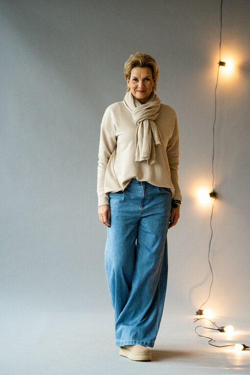 Leichte Jeans Wide Leg "AVERY" (H03)/Longsleeve “VALENTINA” bamboo (ER73) / Schal "MONA" sand (AS02)