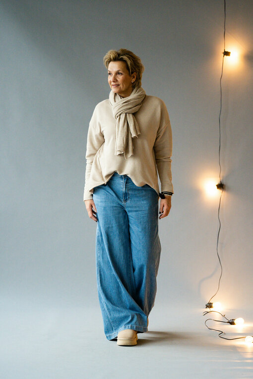 Leichte Jeans Wide Leg "AVERY" (H03)/Longsleeve “VALENTINA” bamboo (ER73) / Schal "MONA" sand (AS02)