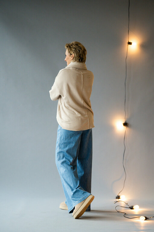 Leichte Jeans Wide Leg "AVERY" (H03)/Longsleeve “VALENTINA” bamboo (ER73) / Schal "MONA" sand (AS02)