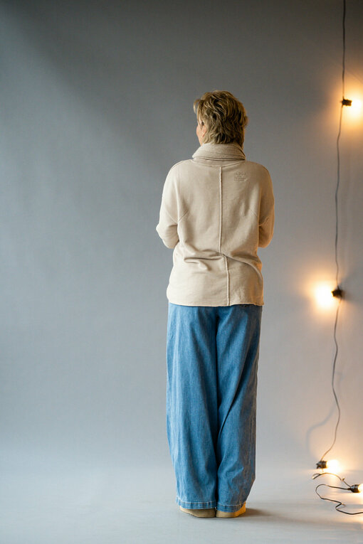 Leichte Jeans Wide Leg "AVERY" (H03)/Longsleeve “VALENTINA” bamboo (ER73) / Schal "MONA" sand (AS02)