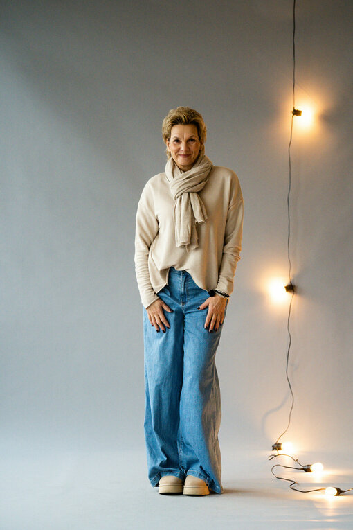 Leichte Jeans Wide Leg "AVERY" (H03)/Longsleeve “VALENTINA” bamboo (ER73) / Schal "MONA" sand (AS02)