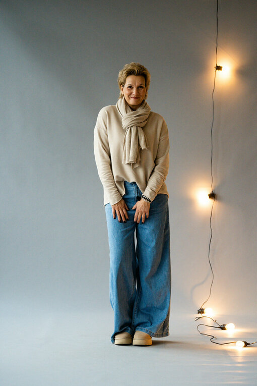 Leichte Jeans Wide Leg "AVERY" (H03)/Longsleeve “VALENTINA” bamboo (ER73) / Schal "MONA" sand (AS02)