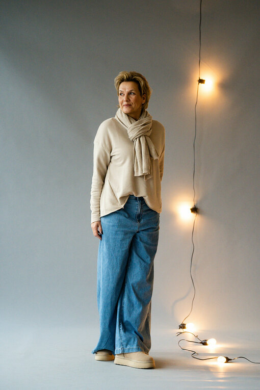 Leichte Jeans Wide Leg "AVERY" (H03)/Longsleeve “VALENTINA” bamboo (ER73) / Schal "MONA" sand (AS02)