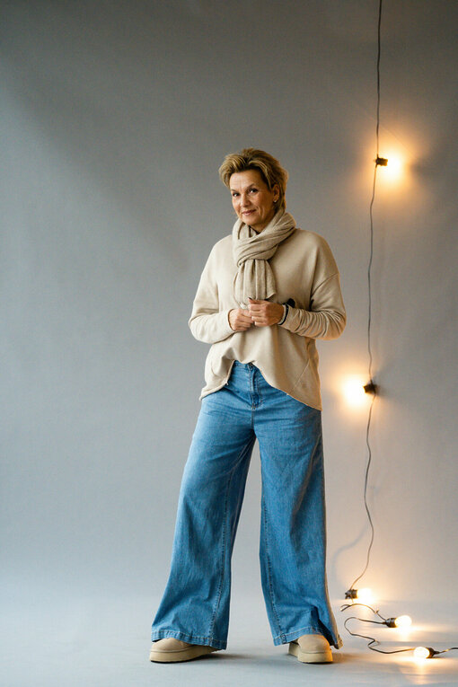 Leichte Jeans Wide Leg "AVERY" (H03)/Longsleeve “VALENTINA” bamboo (ER73) / Schal "MONA" sand (AS02)