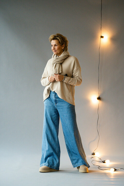 Leichte Jeans Wide Leg "AVERY" (H03)/Longsleeve “VALENTINA” bamboo (ER73) / Schal "MONA" sand (AS02)