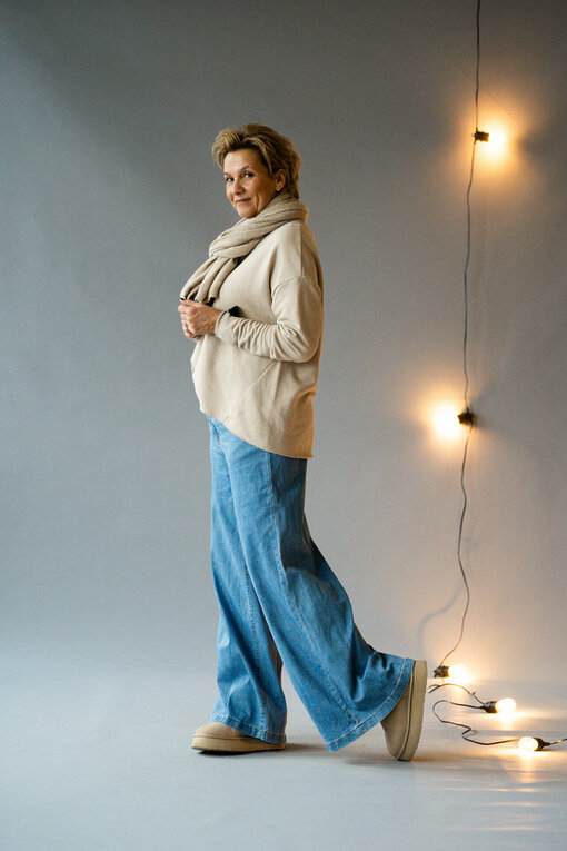 Leichte Jeans Wide Leg "AVERY" (H03)/Longsleeve “VALENTINA” bamboo (ER73) / Schal "MONA" sand (AS02)