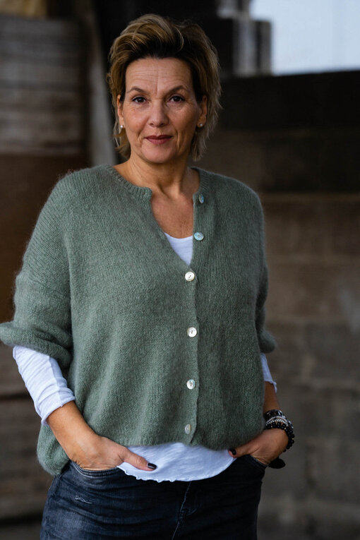 Kuschelige Strickjacke “YAMATA” khaki (GW39)