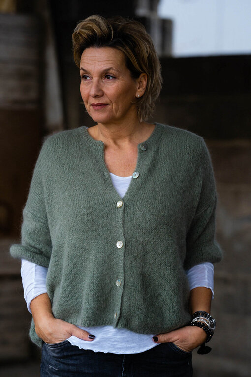 Kuschelige Strickjacke “YAMATA” khaki (GW39)