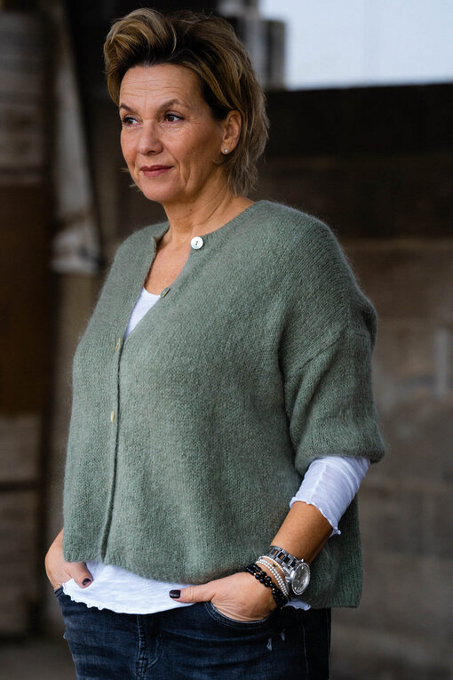 Kuschelige Strickjacke “YAMATA” khaki (GW39)