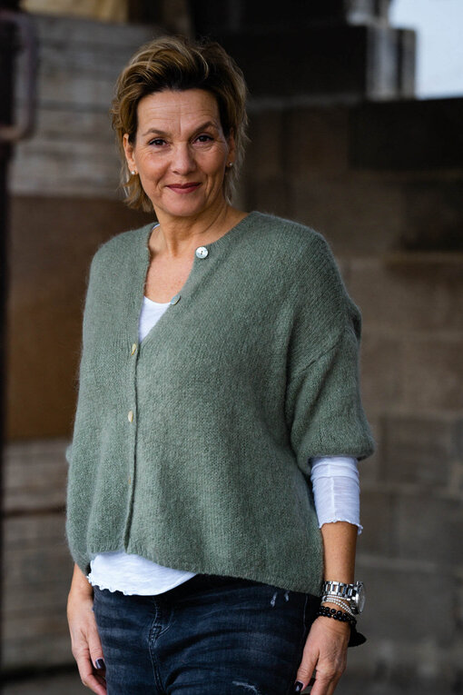 Kuschelige Strickjacke “YAMATA” khaki (GW39)