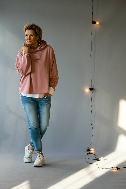 Coole Jeans "MILLY" jeansblau (H08) / Oversized Fit Hoodie "WINONA" rasperry (10D17)