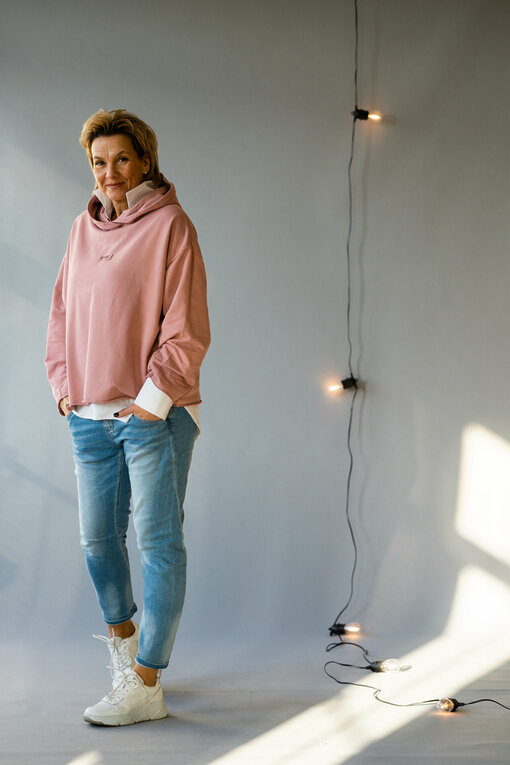 Coole Jeans "MILLY" jeansblau (H08) / Oversized Fit Hoodie "WINONA" rasperry (10D17)