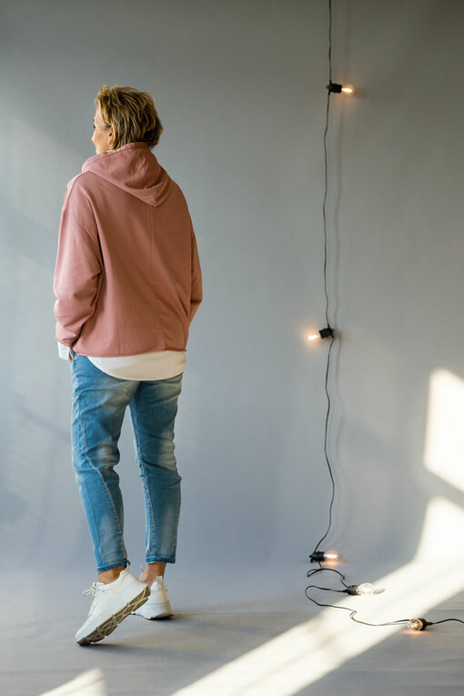 Coole Jeans "MILLY" jeansblau (H08) / Oversized Fit Hoodie "WINONA" rasperry (10D17)