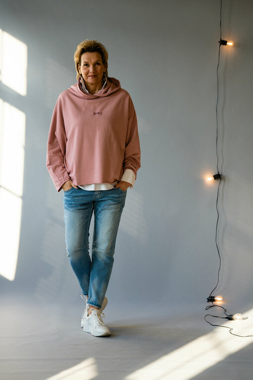 Coole Jeans "MILLY" jeansblau (H08) / Oversized Fit Hoodie "WINONA" rasperry (10D17)