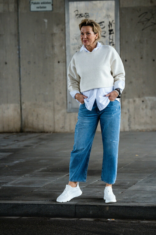 Cropped Sweater "ALICIA" soft white melee (10D46)/ Jeans “YOANA” – steel blue (ER28)