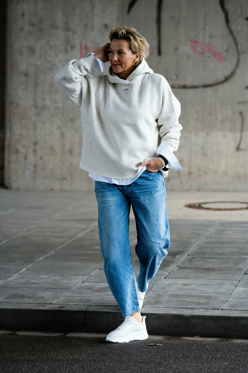 Hoodie "MARSHA" soft white melee (10D13) / Jeans “YOANA” – steel blue (ER28)