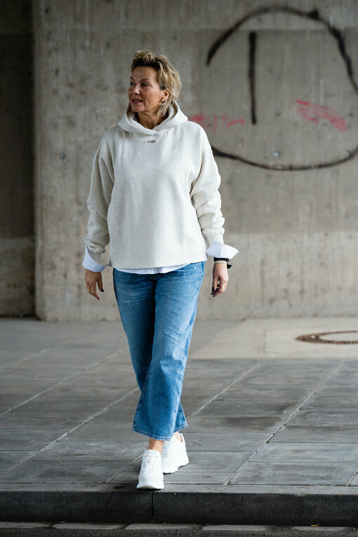 Hoodie "MARSHA" soft white melee (10D13) / Jeans “YOANA” – steel blue (ER28)