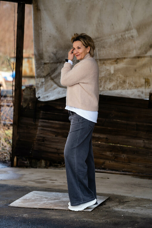 Jeans “KALEA” – dynamic black (ER72) / Kuscheliger Strickpullover “FRANCIS” sand (GW208)