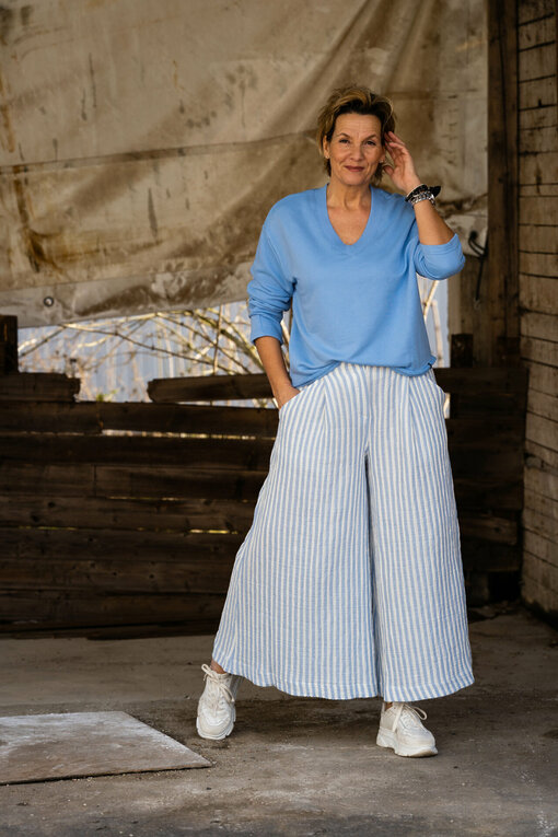 Casual Longsleeve "THALISA" soft blue (ER22) / Super Weite Hose "HERMA" offwhite /stripes(ER40)