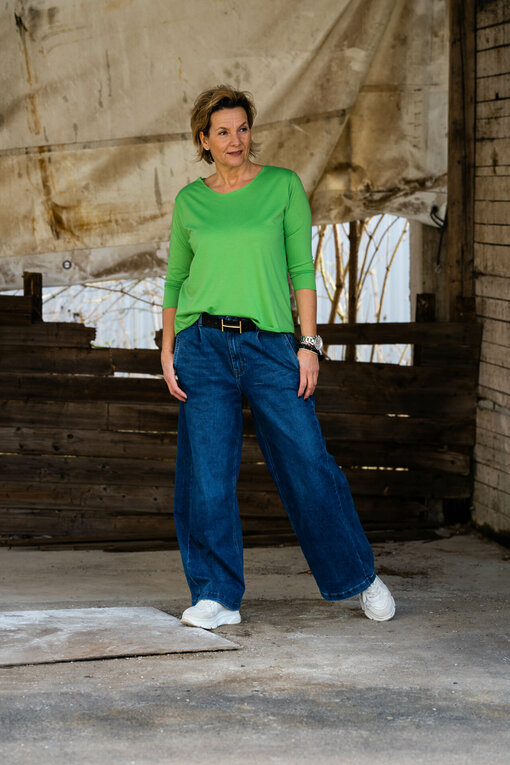 Basicshirt “KIMBERLY” grasgrün (BA84) / Wide Leg Jeans “YIBBI” dark blue (H36)