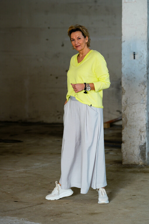 Super Weite Hose “HERMA CASUAL” beton (ER41) / Casual Longsleeve “THALISA” canary (ER22)